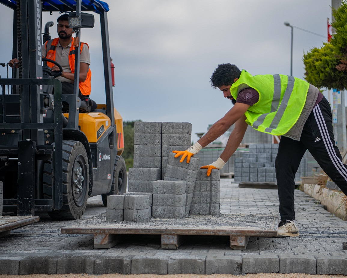 Kuşadası'nda yol yapım çalışmaları devam ediyor