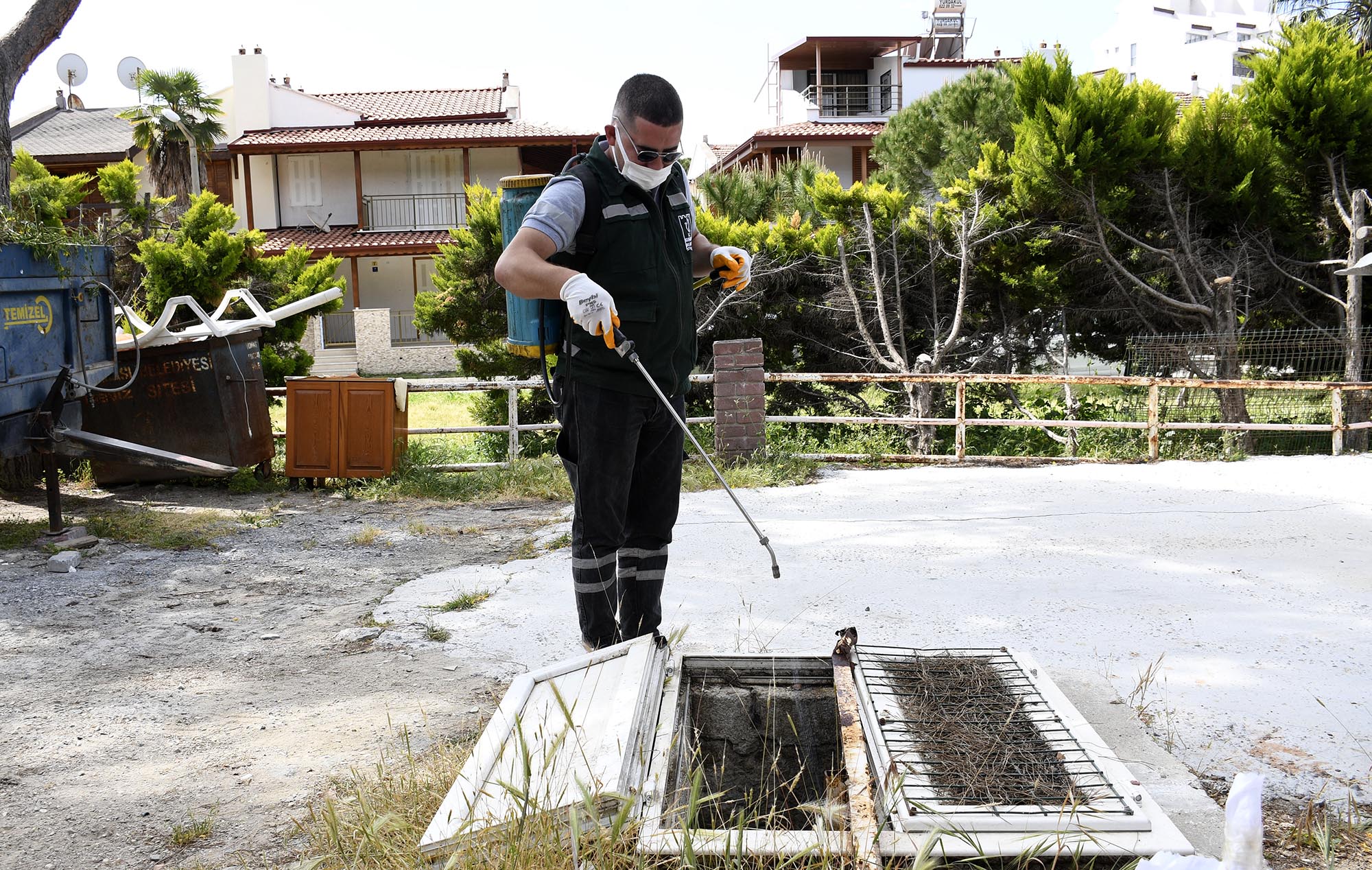 Kuşadası Belediyesi düzenli ilaçlama işlemlerini sürdürüyor