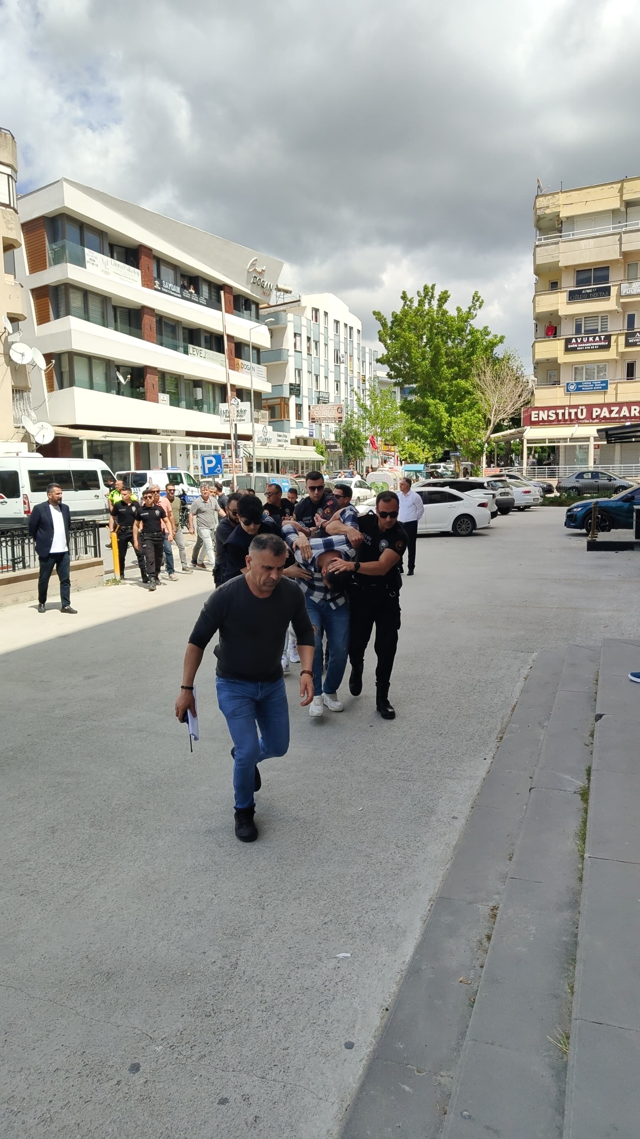 Eğlence mekanına silahlı saldırıda 2 tutuklama