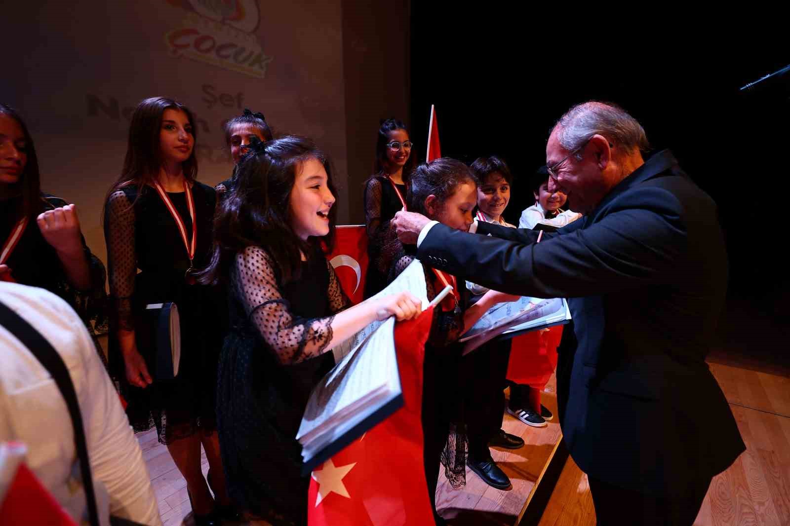 Çocuk korosunun 23 Nisan performansı izleyicileri büyüledi