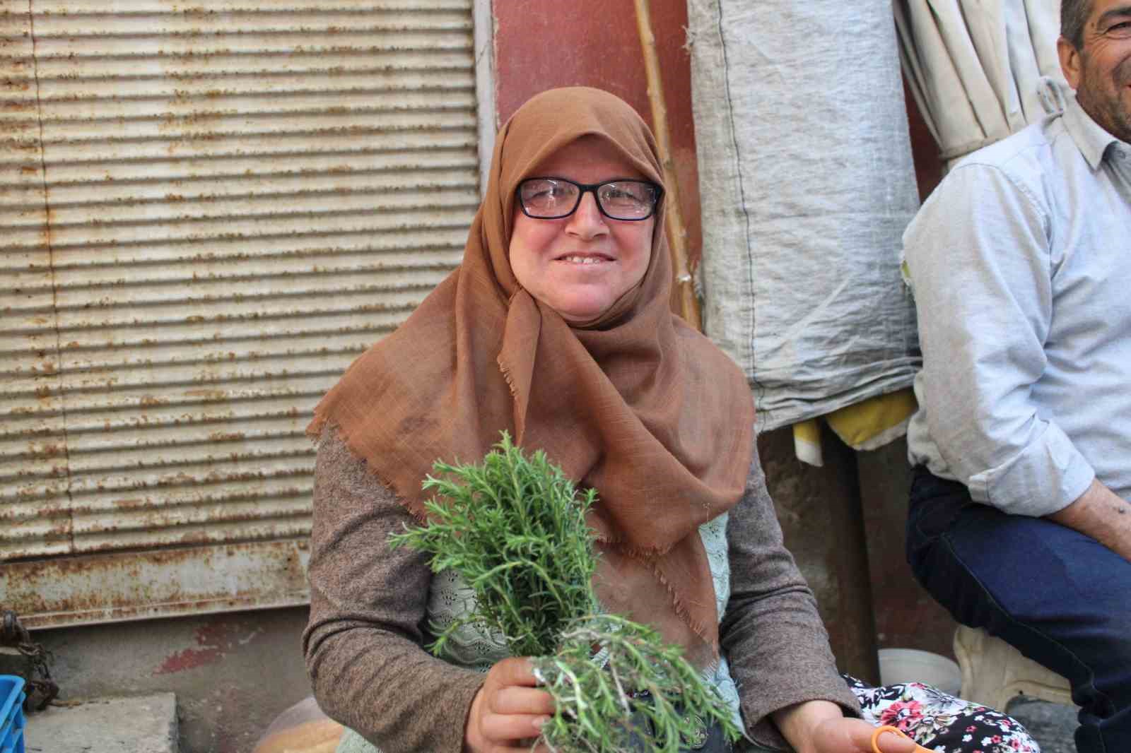 Sabahın erken saatlerinde topladığı zahter kekiği ile pazar tezgahlarını süslüyor