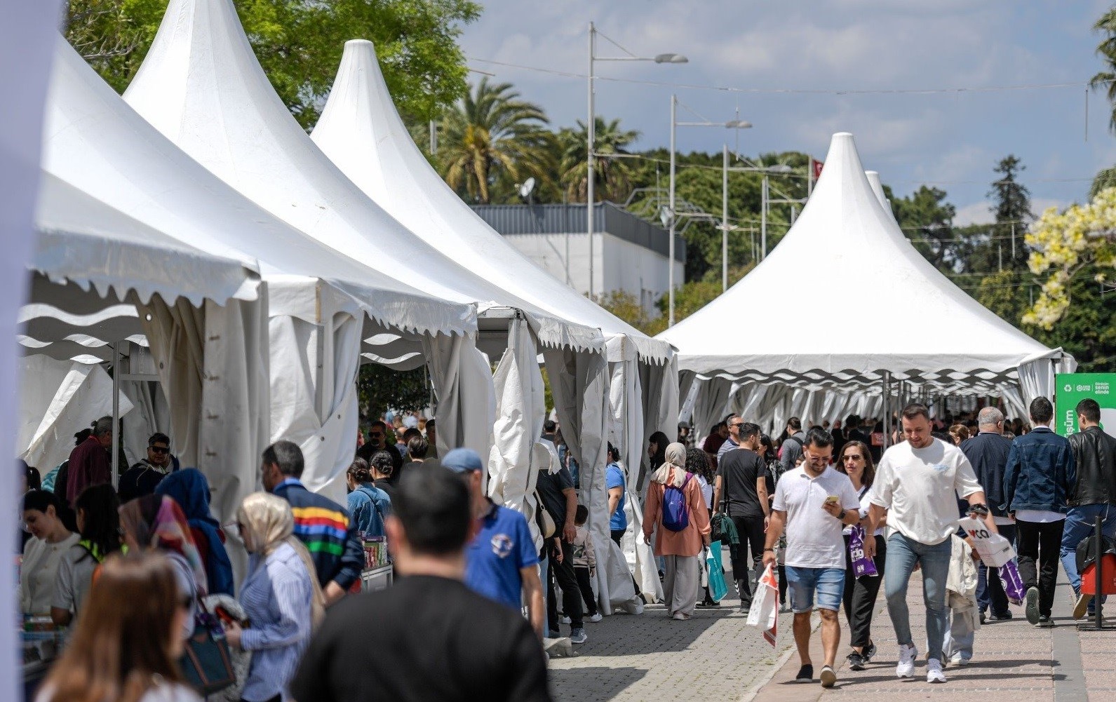 İZKİTAP Fest ziyaretçi akınına uğruyor