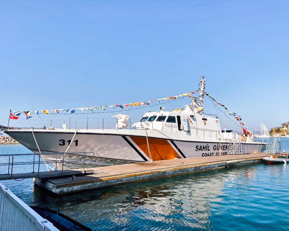 Kuşadası'nda 23 Nisan kutlamaları kapsamında 'Sahil Güvenlik Botu' ziyarete açıldı