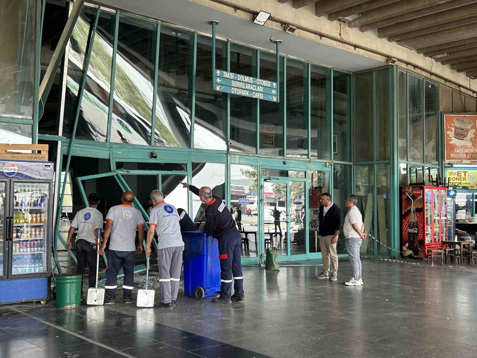 İzmir'de yolcu otobüsü perona çarptı