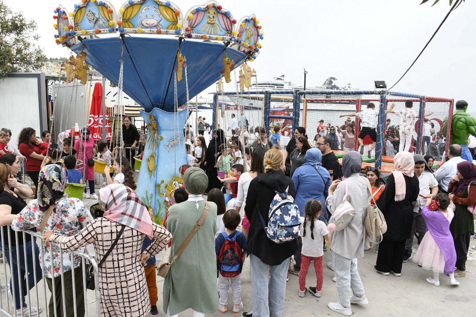 Çocuklar 23 Nisan'ın tadını lunaparkta doyasıya çıkardı