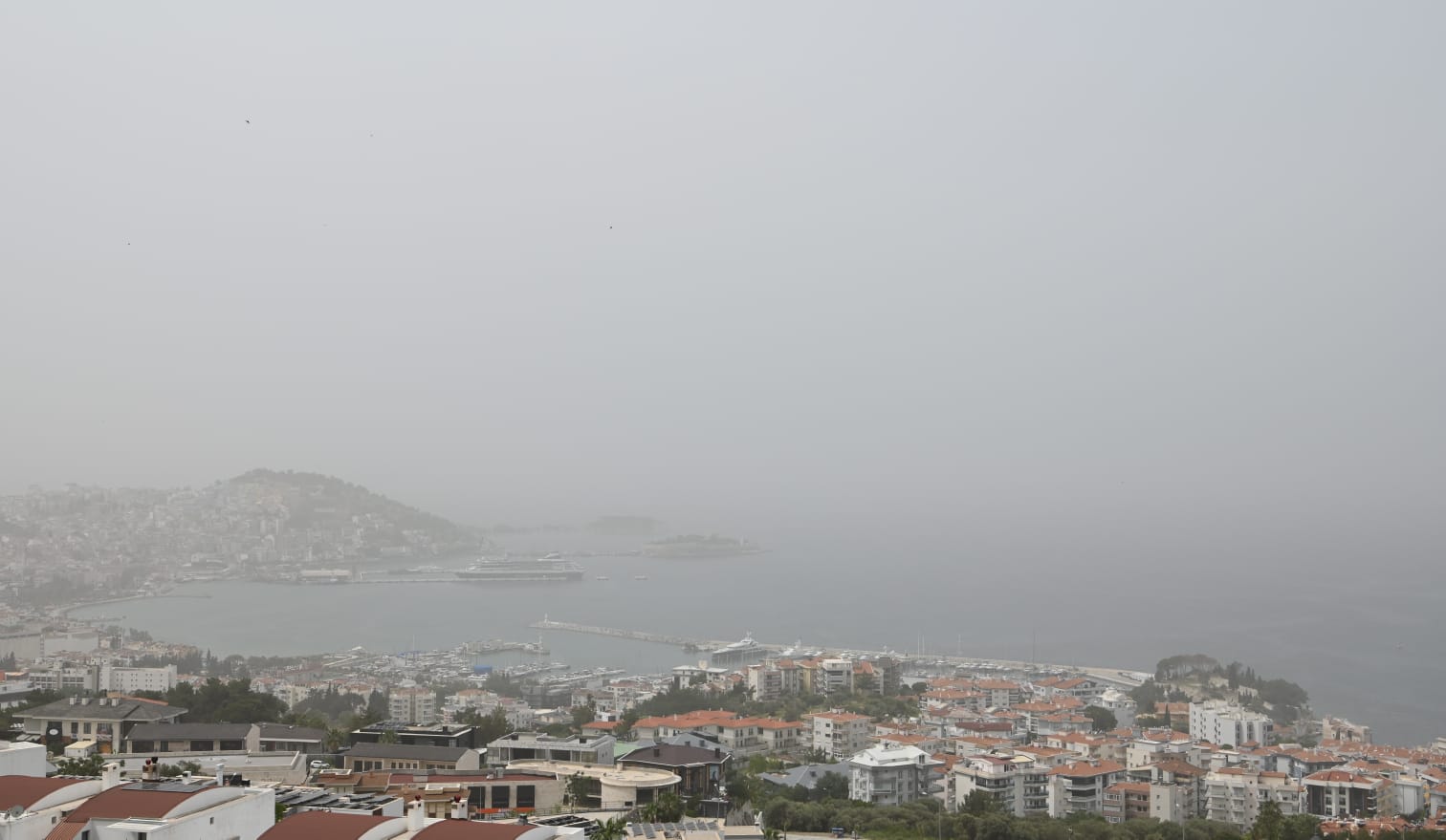 Kuşadası’nda çöl tozu etkisini artırdı