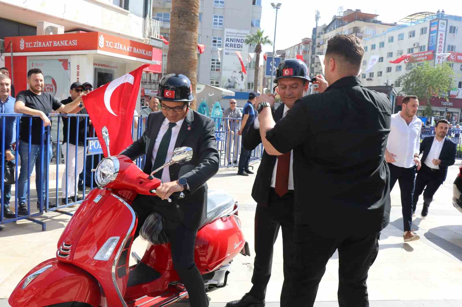 CHP lideri Özgür Özel, Denizli Büyükşehir Belediyesi'ne motorla gitti!