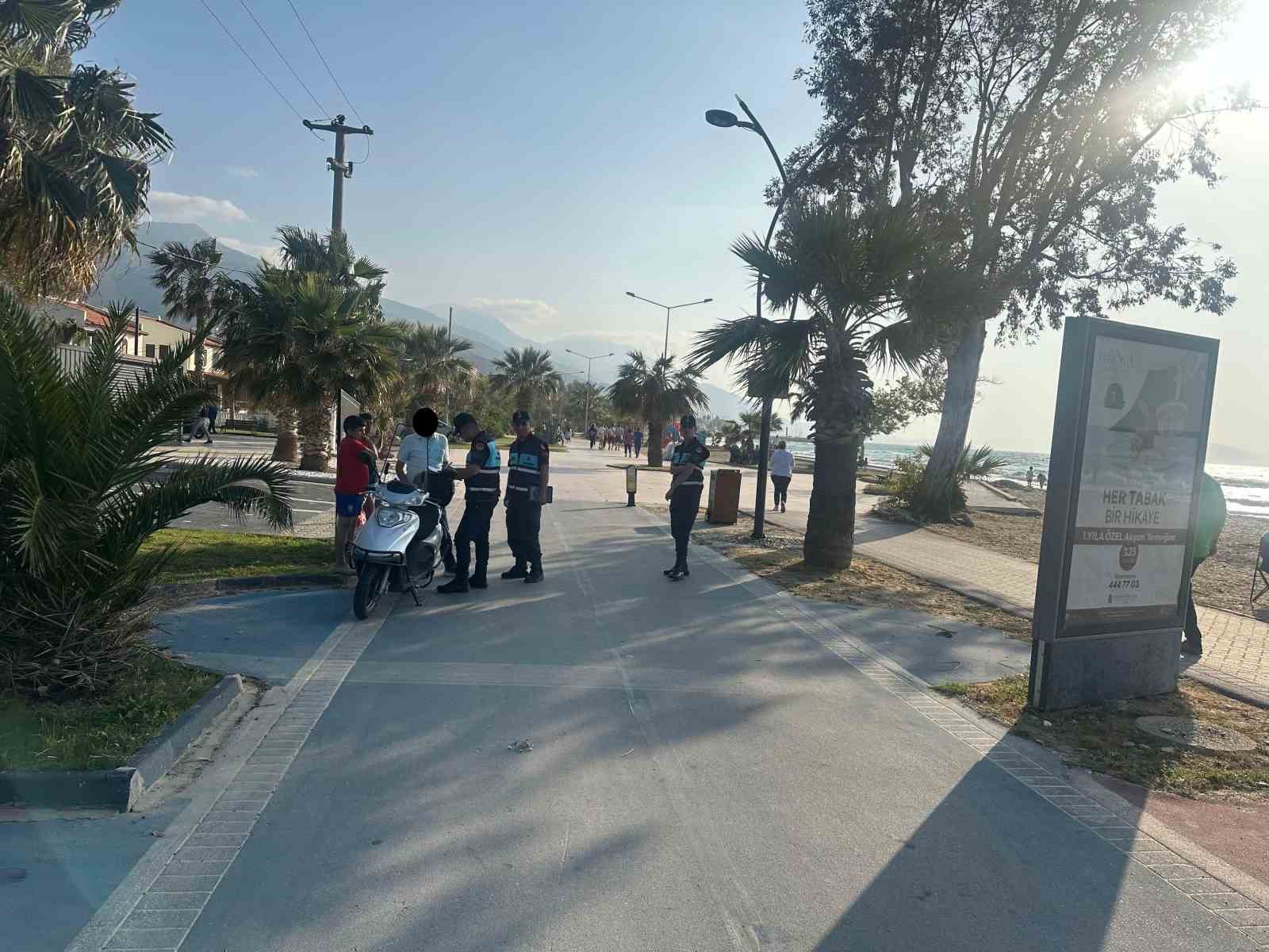Kuşadası’nda motosiklet sürücüleri yasak yola girince 18 bin lira cezadan kaçamadılar