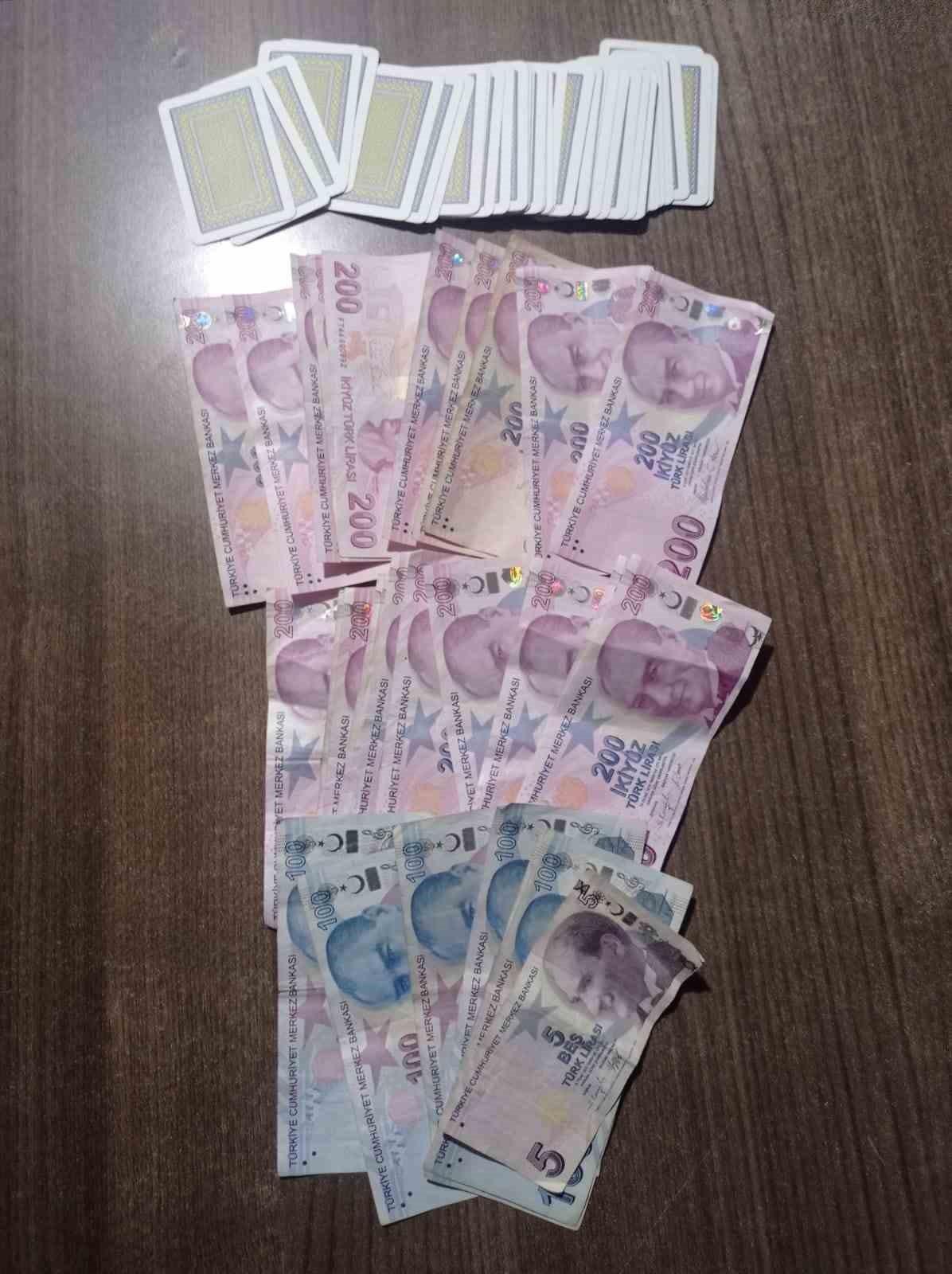 Kuşadası'nda hem kumar oynayanlara hem de oynatanlara ceza yağdı!