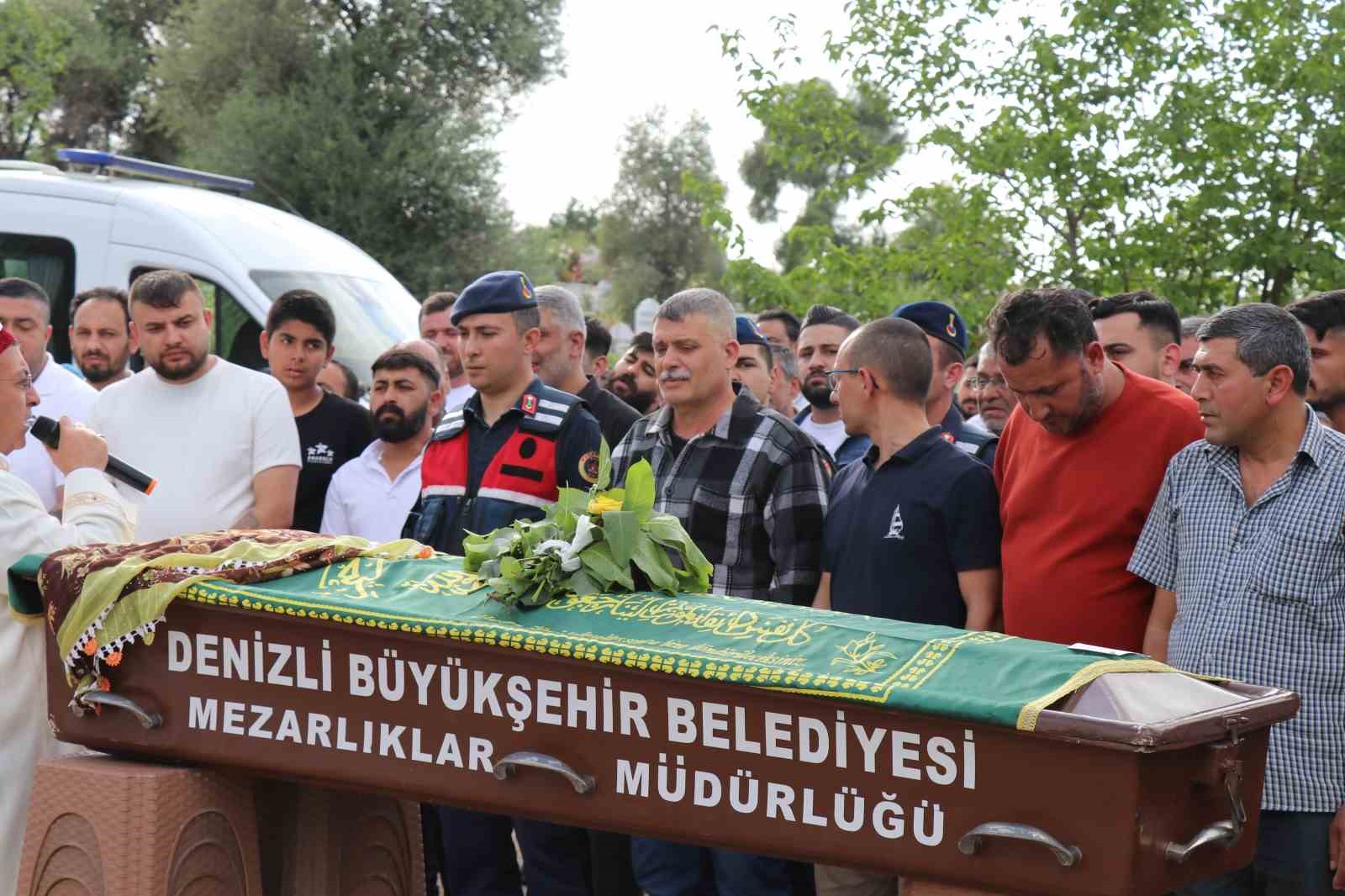 Cinayete kurban giden kızının cenazesinde göz yaşlarını tutamadı