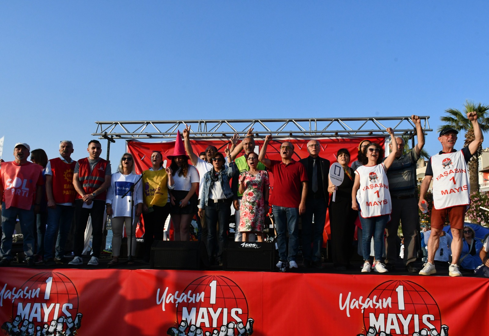 Kuşadası'nda 1 Mayıs, İsmail Cem Barış ve Dostluk Meydanı'nda kutlandı