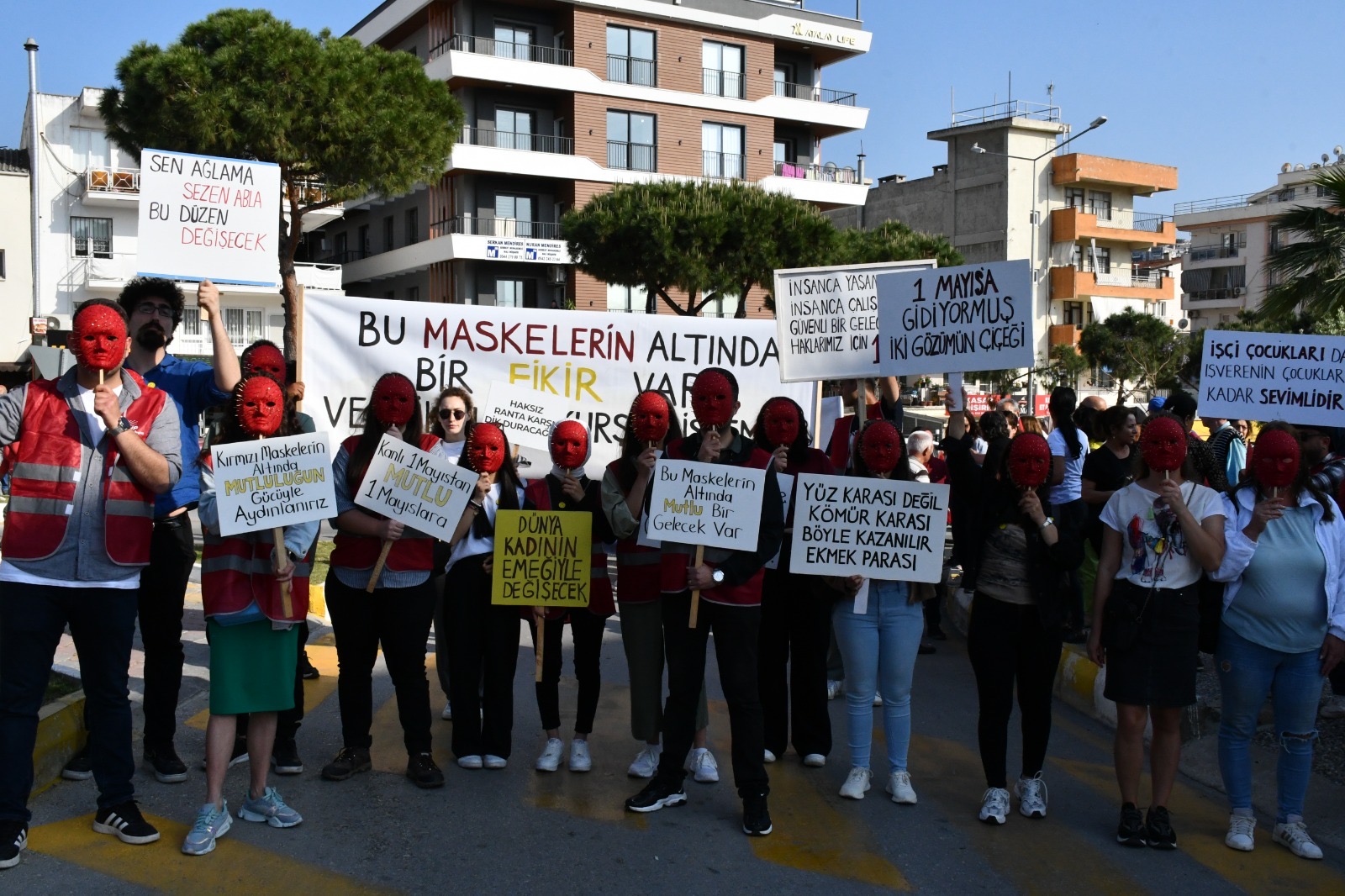 Kuşadası CHP Gençlik Kolları’ndan 1 Mayıs protestosu!