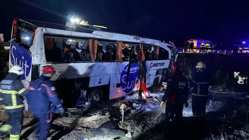 Korkunç kaza; Yolcu otobüsü devrildi!