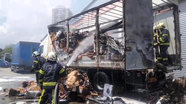 Dağıtıma çıkan kargolar yangında küle döndü