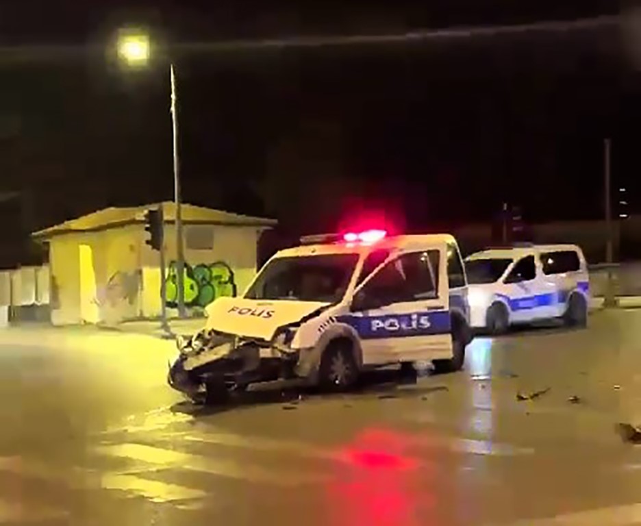 Ekip aracı ile otomobilin karıştığı kaza kameralarda