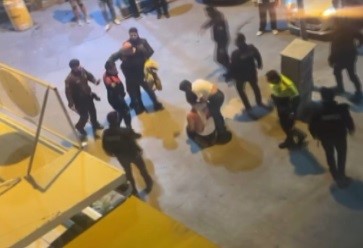 Kavgaya müdahale eden polise saldırdı; Kameralara yakalandı!