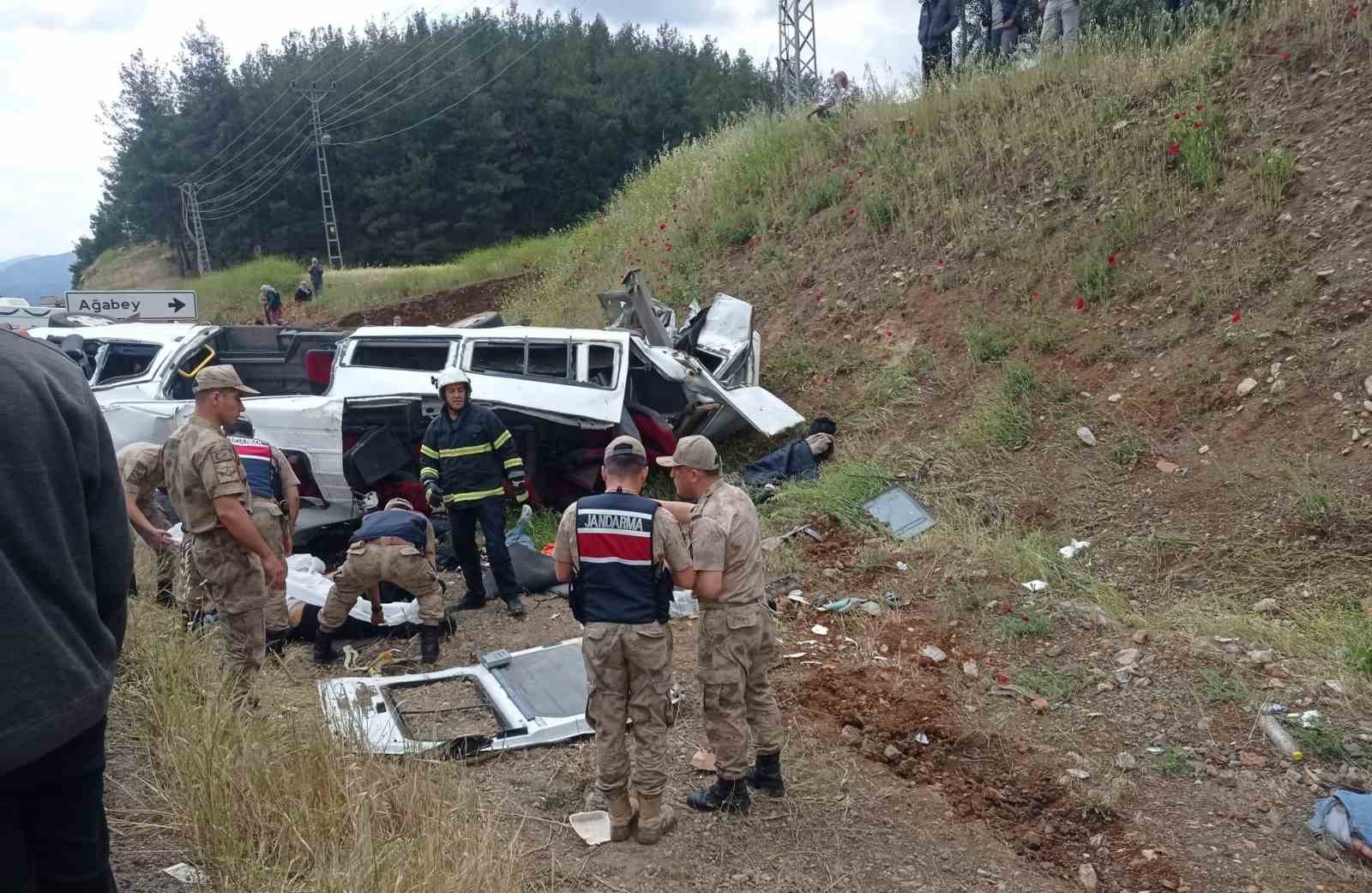 Katliam gibi kaza! 8 kişi hayatını kaybetti, çok sayıda yaralı var