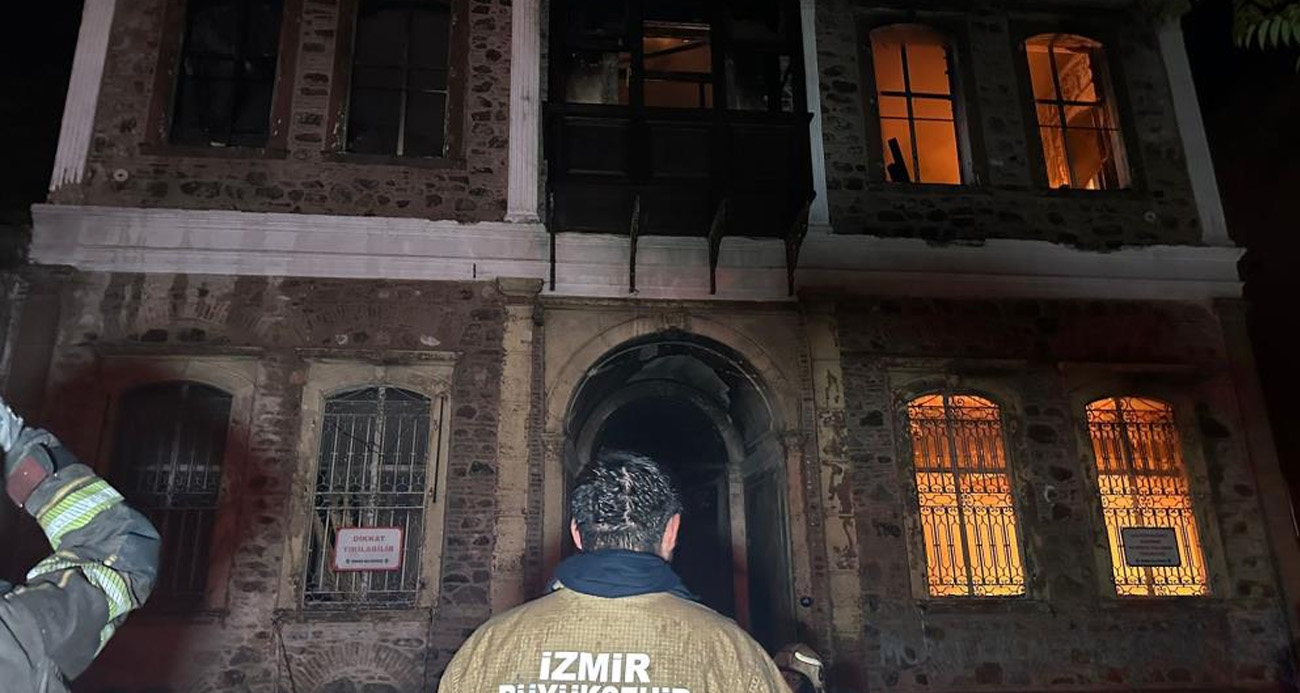 İzmir’de tarihi bina alevlere teslim oldu