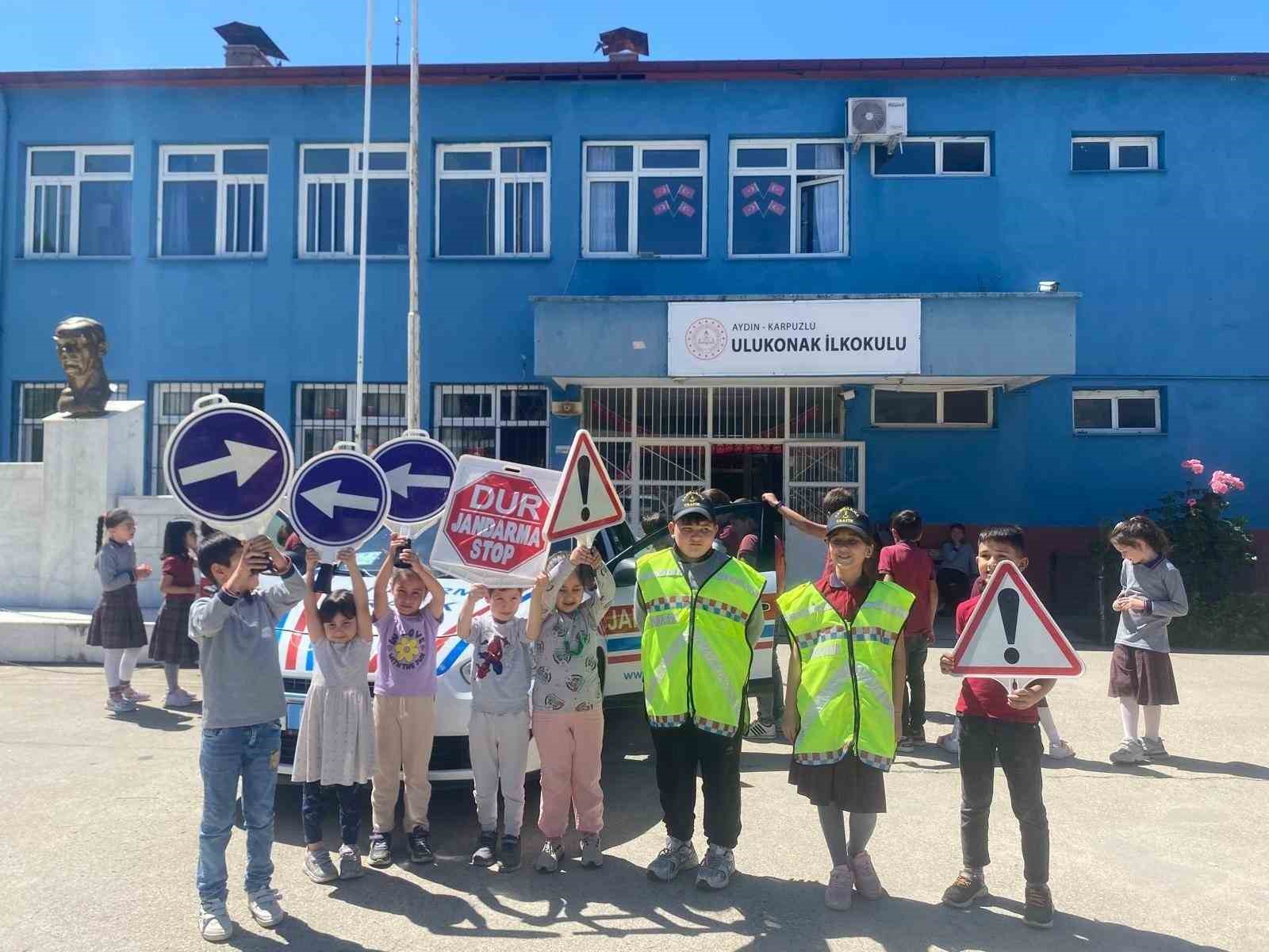 Jandarma ekiplerinden öğrencilere eğitim