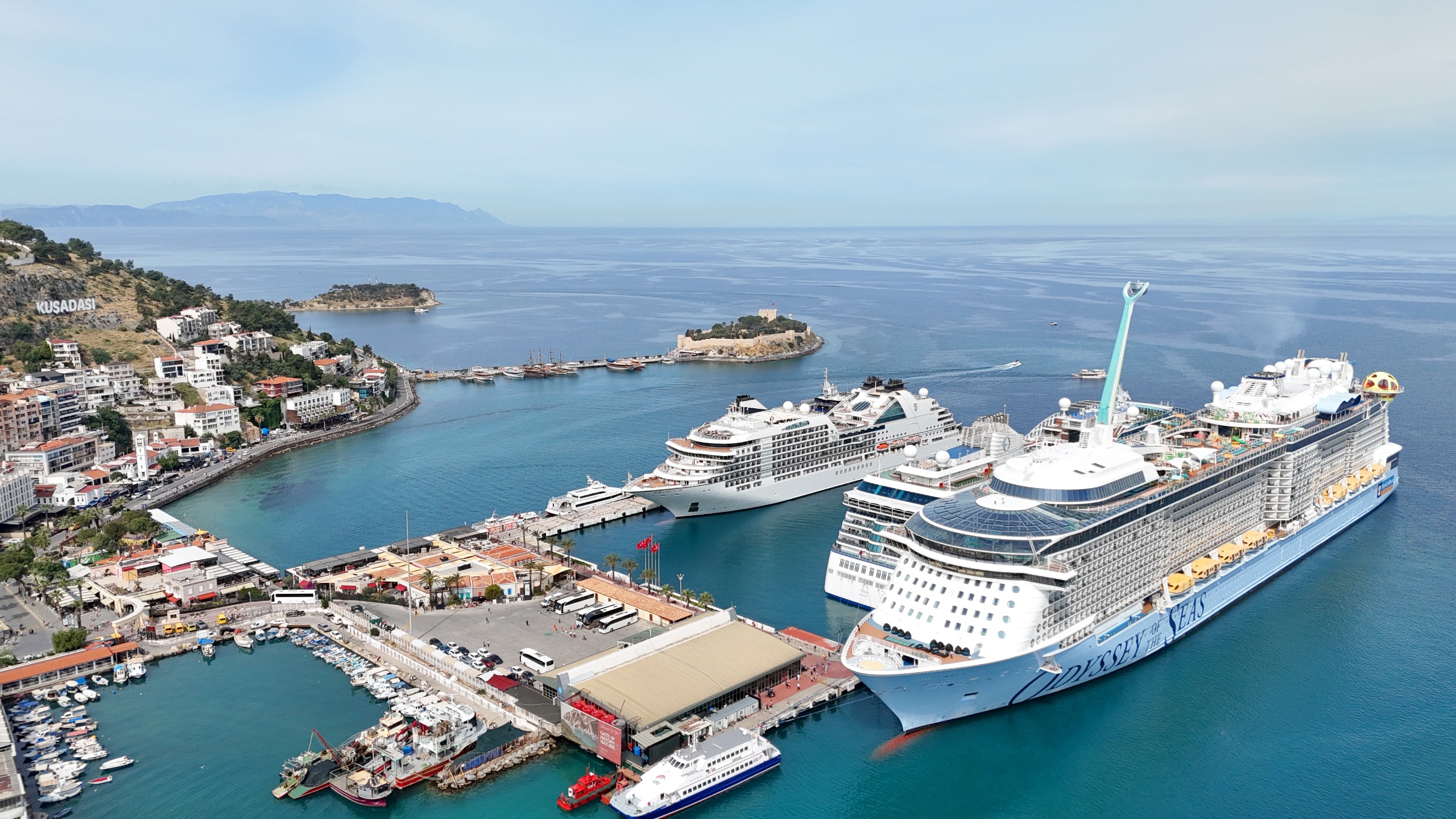 Lüks yolcu gemisi Odyssey Of The Seas bu yıl ilk kez Kuşadası Limanı'nda