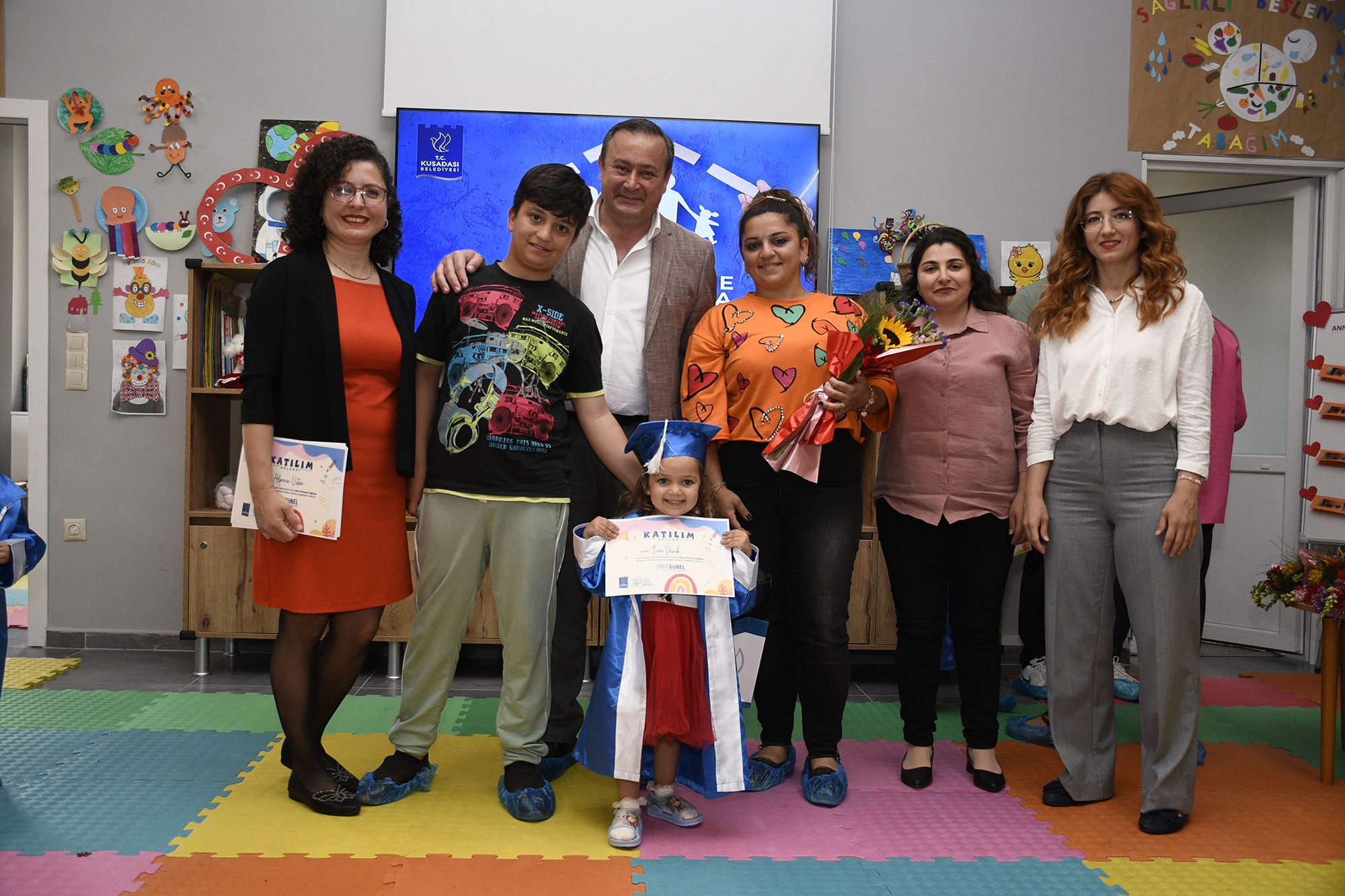 Mezuniyetlerini ve Anneler Günü'nü bir arada kutladılar