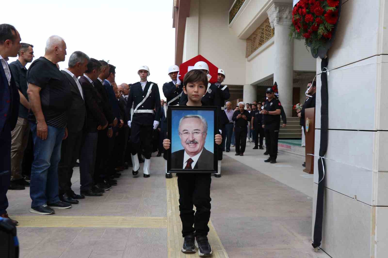 Eski Devlet Bakanı son yolculuğuna uğurlandı