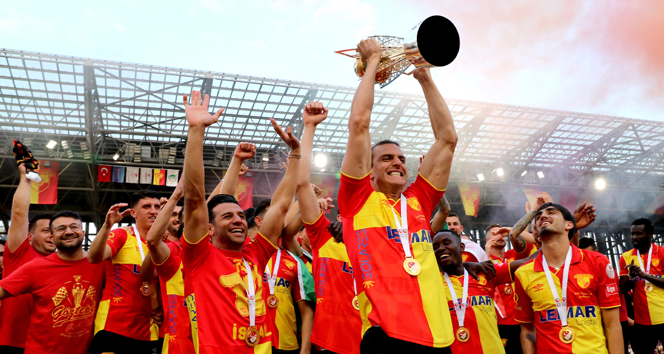 Göztepe şampiyonluk kupasını kaldırdı
