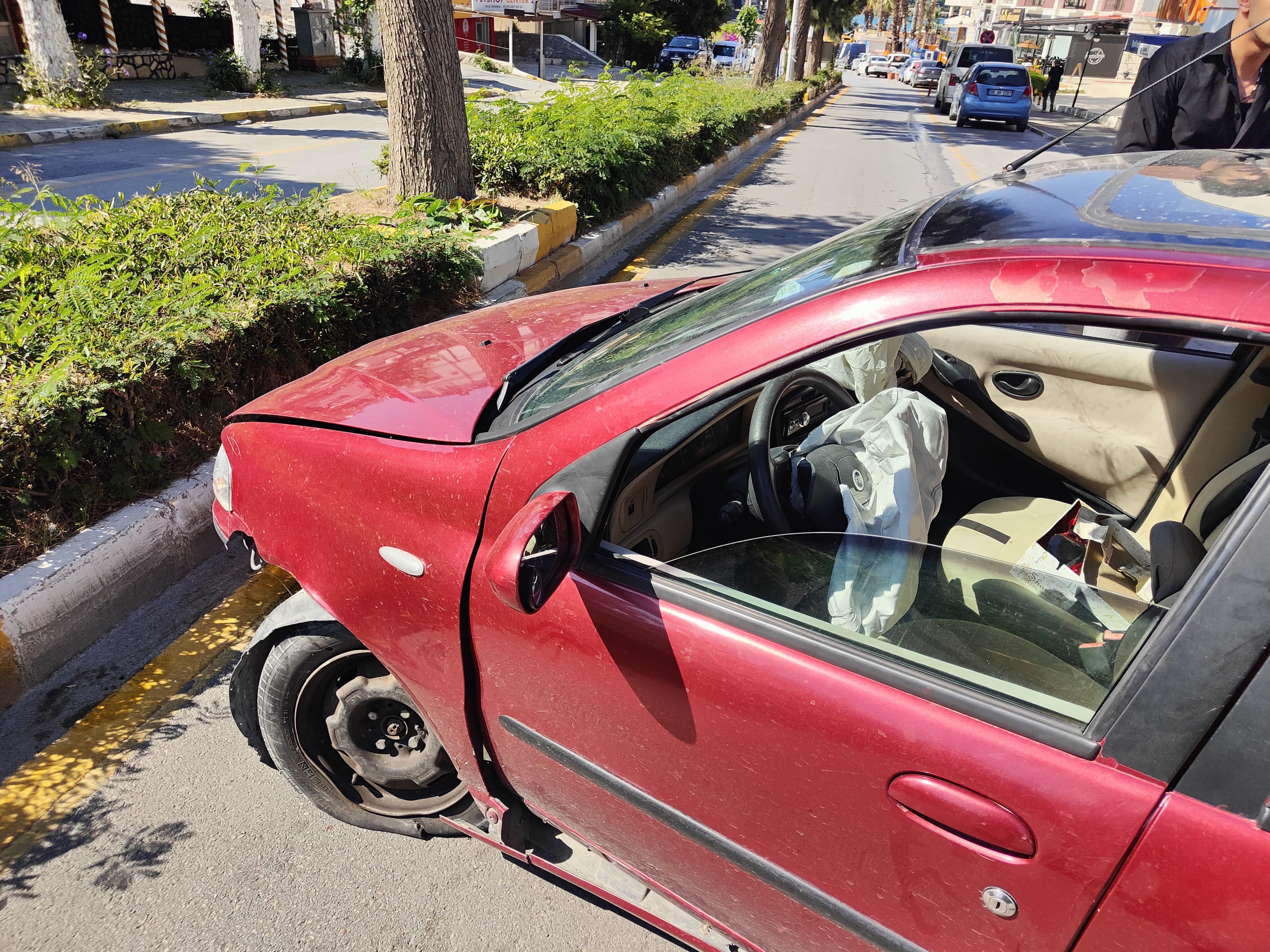 Takla atan otomobilden burunları bile kanamadan çıktılar