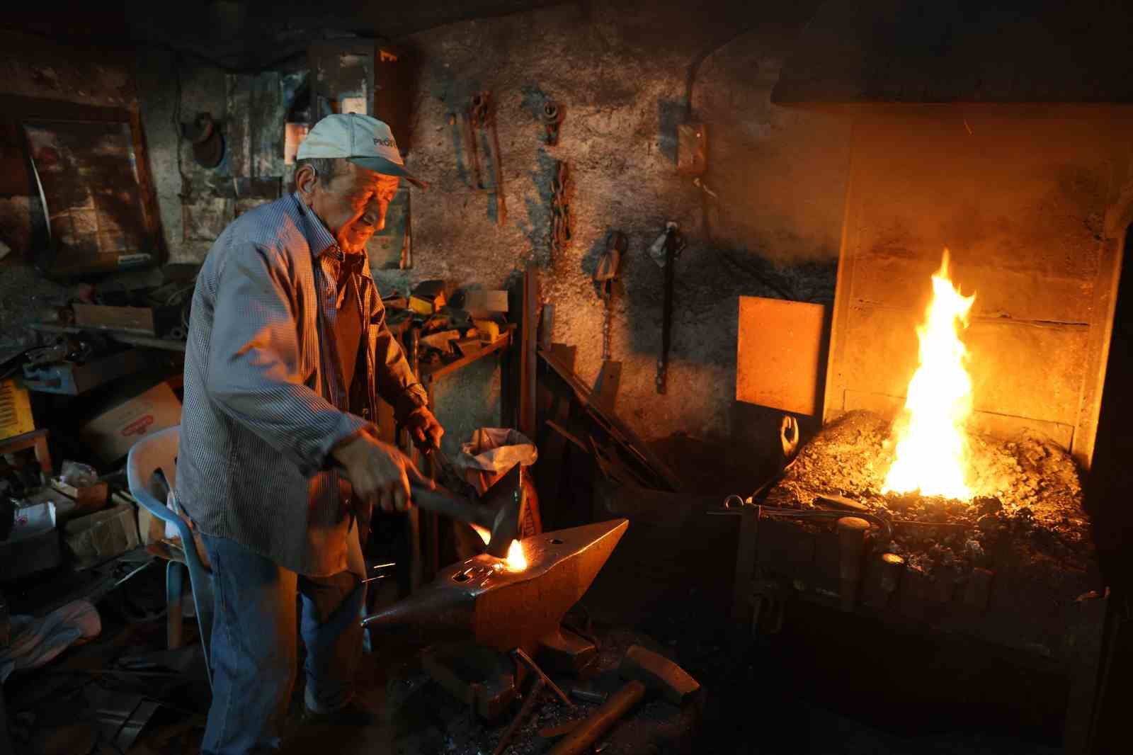 İşte Aydın'ın en eski demircisi!