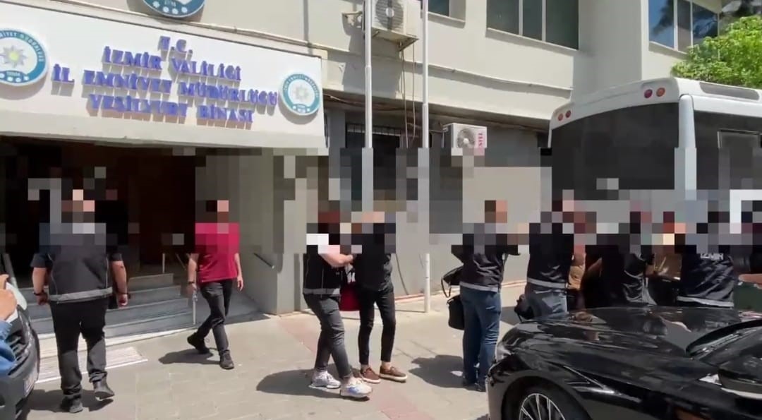 İzmir'de gece kulübüne baskında 21 kişi tutuklandı; Tutuklananların içinde polisler de var!