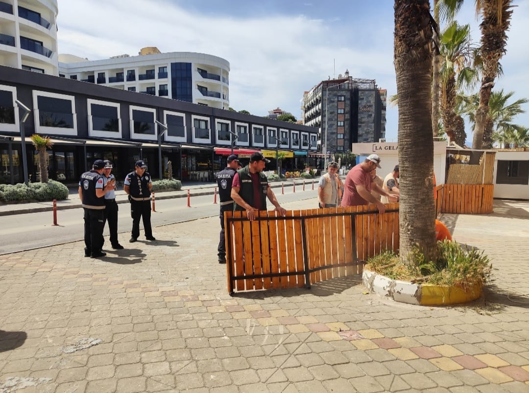 Kamusal alan işgaline Kuşadası Belediyesi'nden müdahale