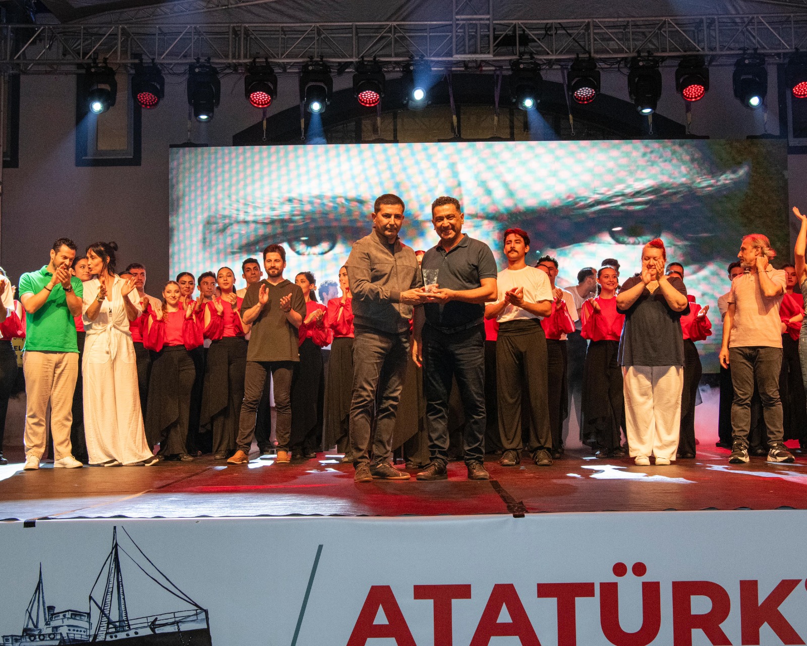 Cumhuriyet kazanımları muhteşem bir gösteri ile anlatıldı