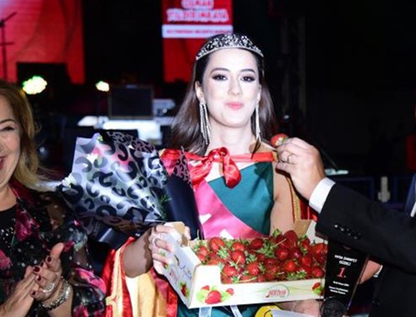 Hataylı depremzede genç kız Aydın'da festival güzeli seçildi
