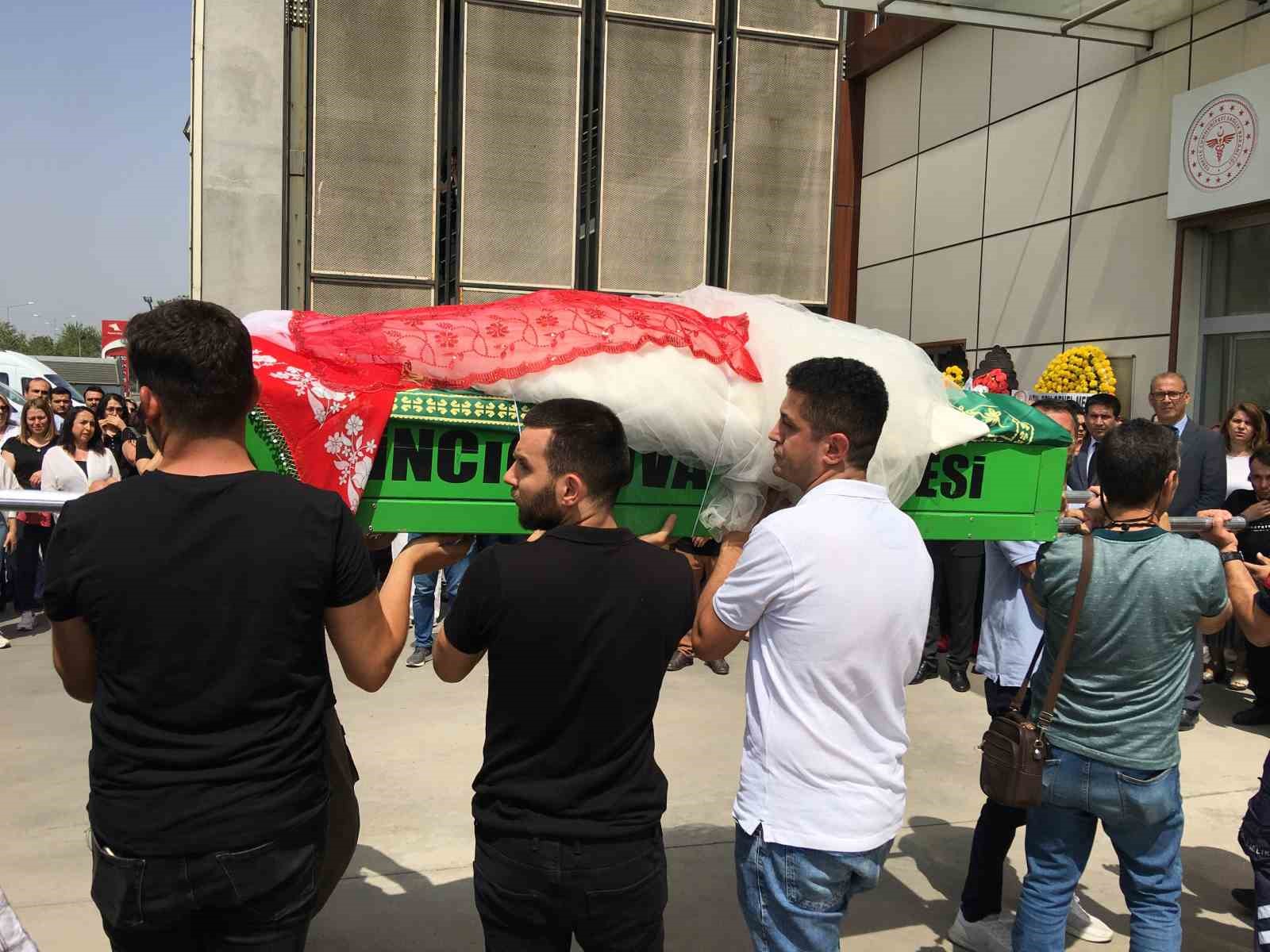 Tabutuna gelinlik örtülen sağlık personeli son yolculuğuna uğurlandı