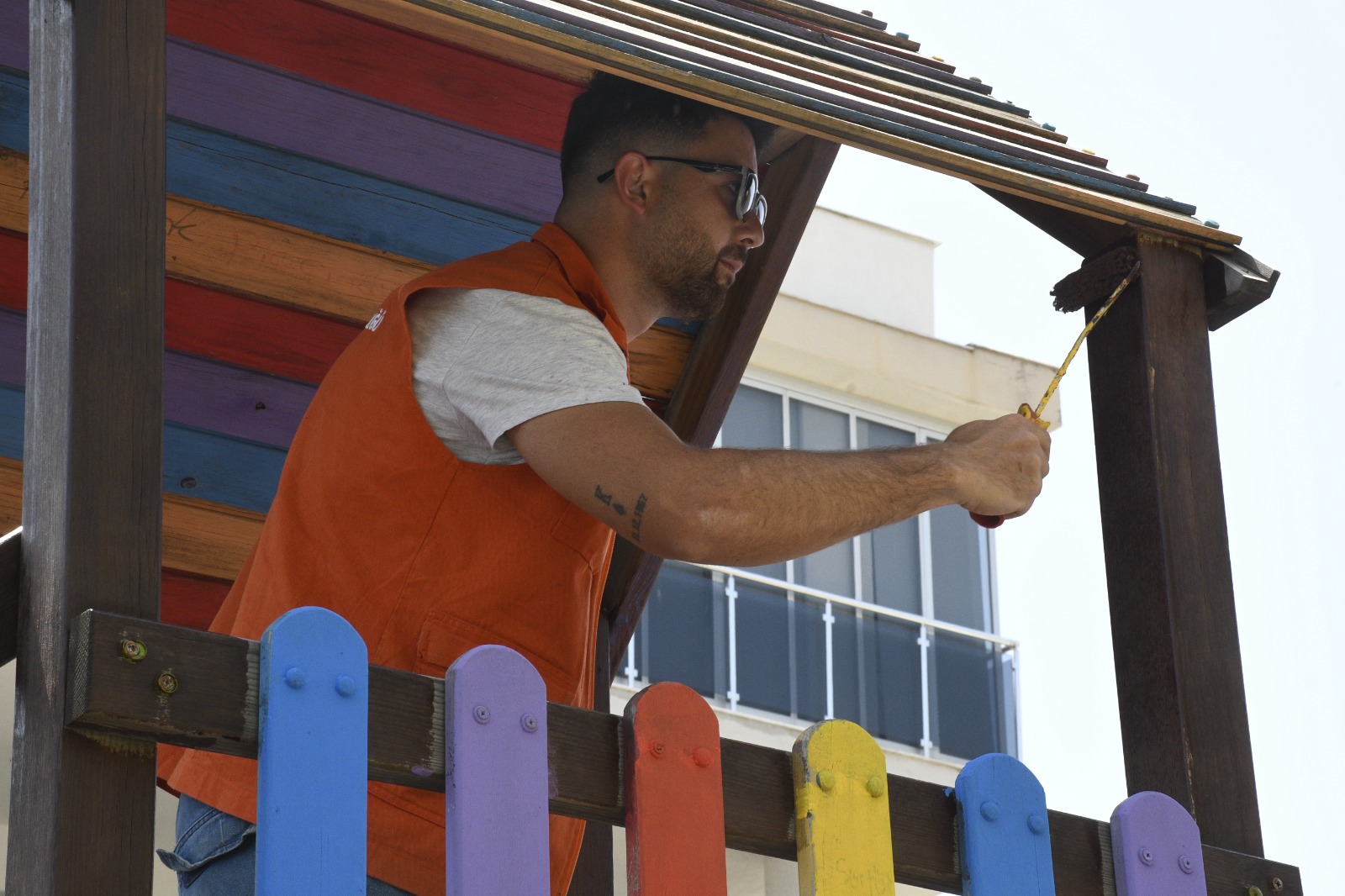 Kuşadası Belediyesi parklarda bakım ve temizlik çalışmalarını sürdürüyor
