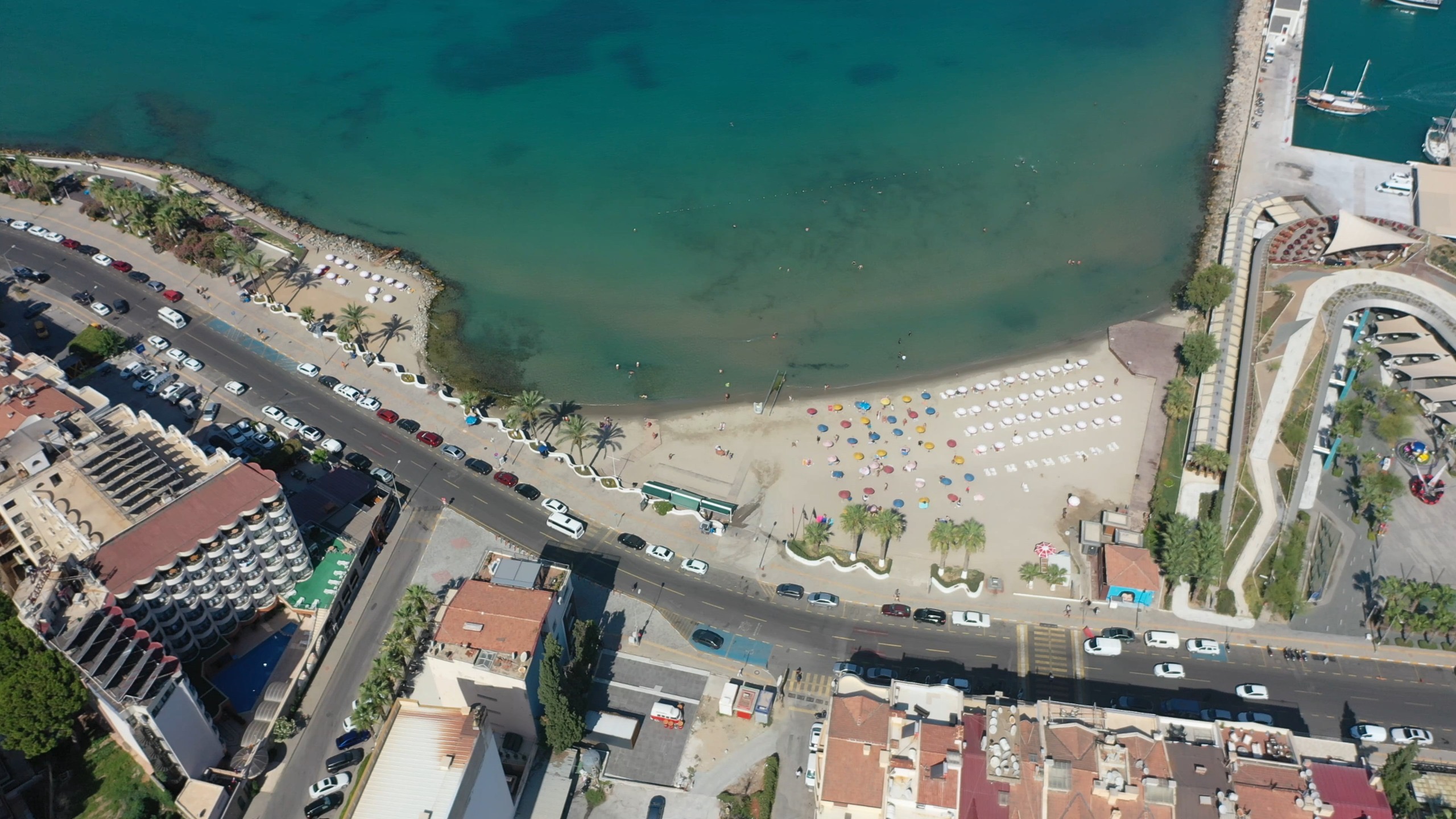 Ücretsiz şezlong ve şemsiye kararını tatilciler memnuniyetle karşıladı