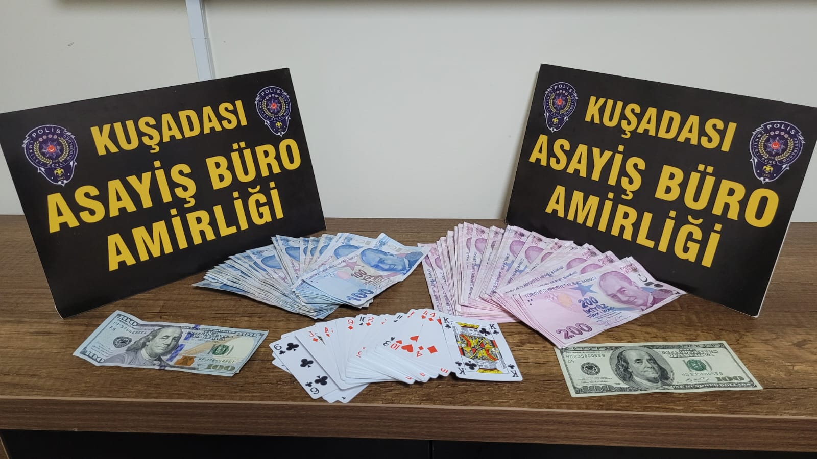 Kuşadası'nda kumar oynandığı tespit edilen adrese baskın!