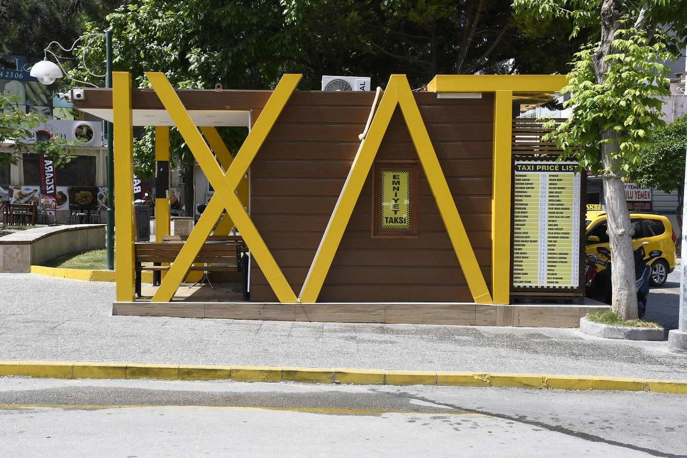 Kuşadası Belediyesi kenti estetik dokunuşlarla renklendirmeye devam ediyor.