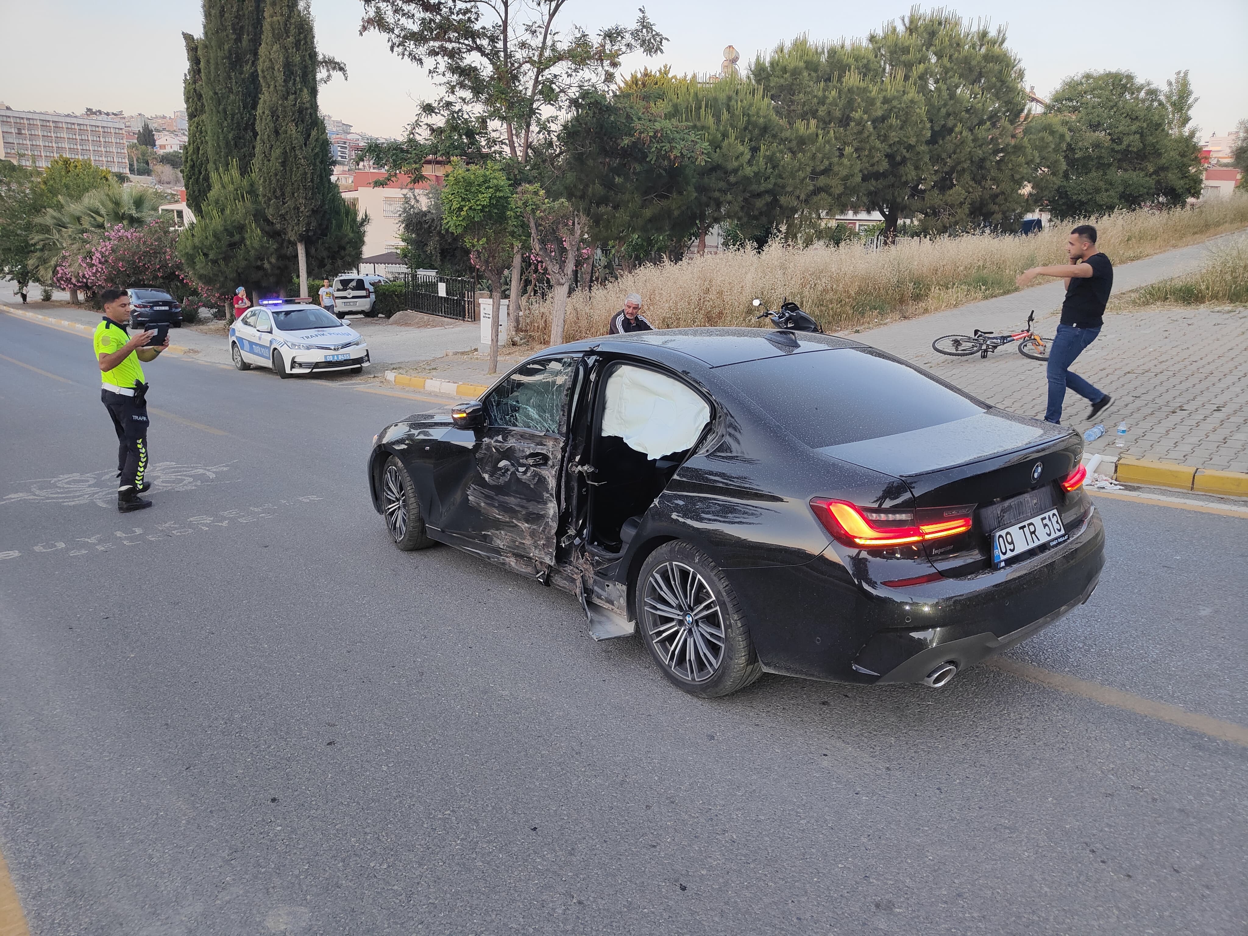 Kuşadası’nda aşırı hız nedeniyle virajı alamayan otomobil orta refüjdeki ağaca çarptı