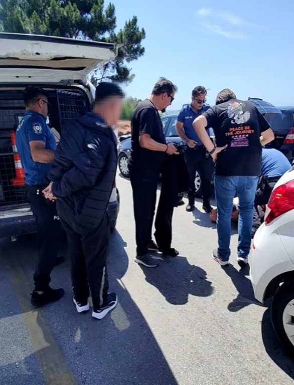 İstanbul’dan çalınan motosiklete Kuşadası’nda binerken yakalandılar