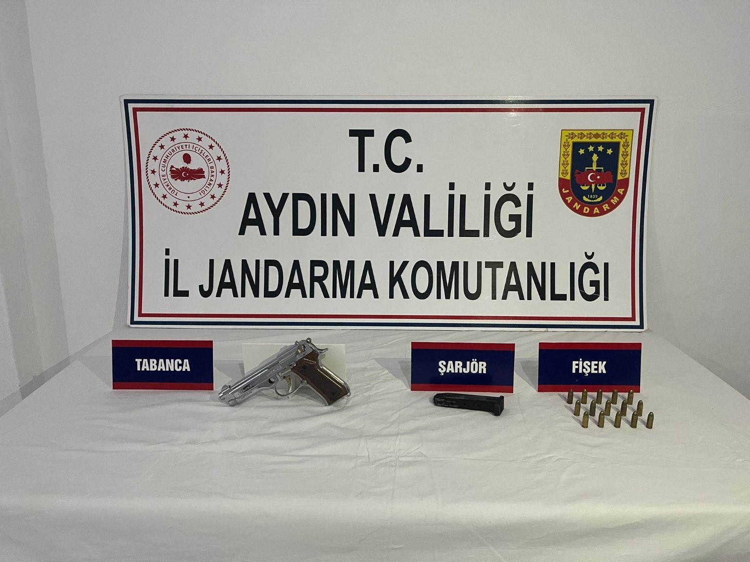 Silahını araziye fırlatan şahıs Jandarmanın dikkatinden kaçmadı