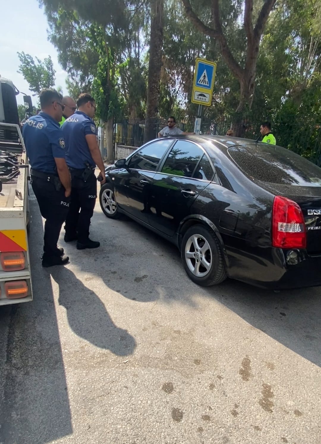 Şüphe üzerine durduruldu; Kendisini otomobile kitledi