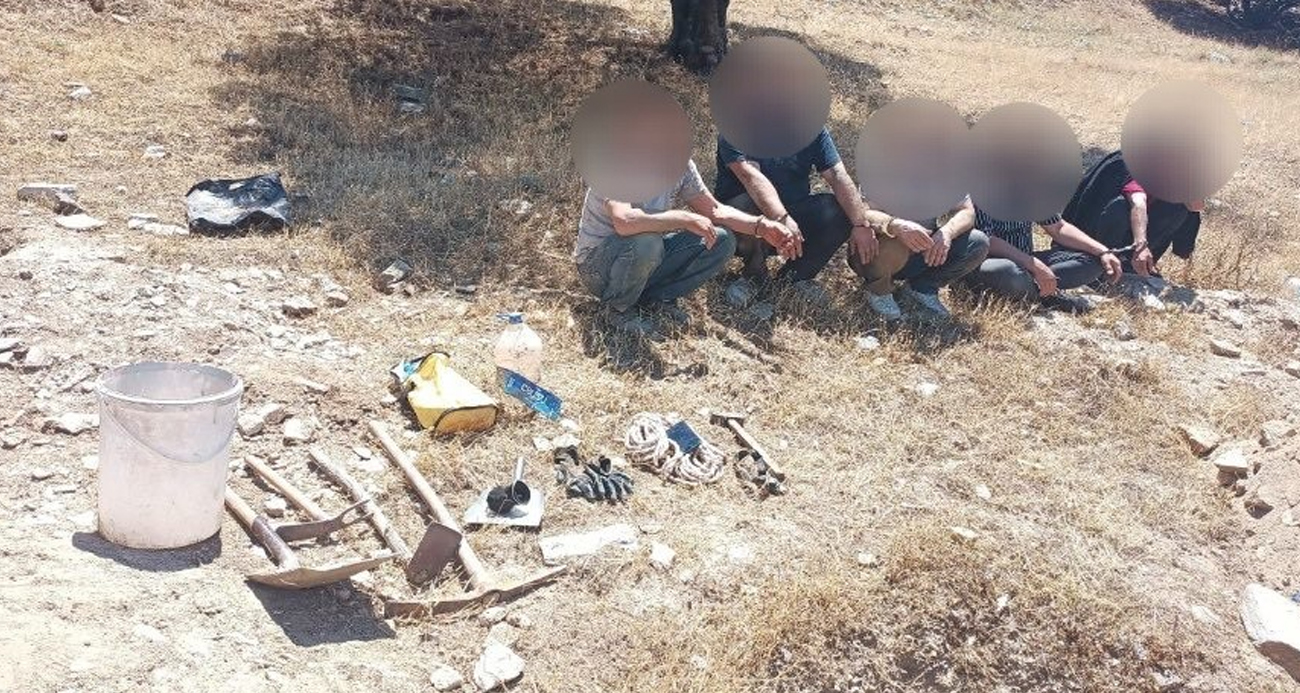 Aydın'da jandarma ekipleri kazdıkları çukurdan definecileri tek tek çıkardı