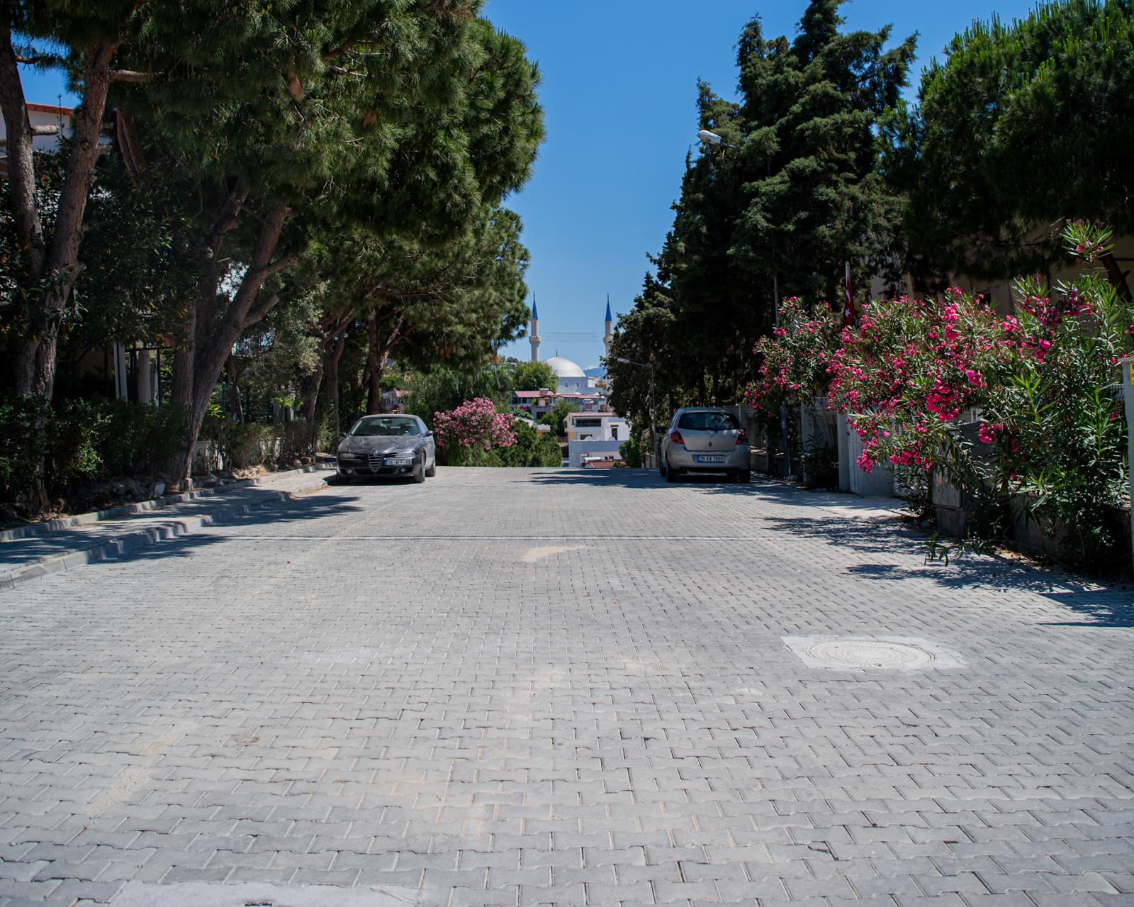 Kuşadası'nda denizle buluşan sokaklar yenileniyor