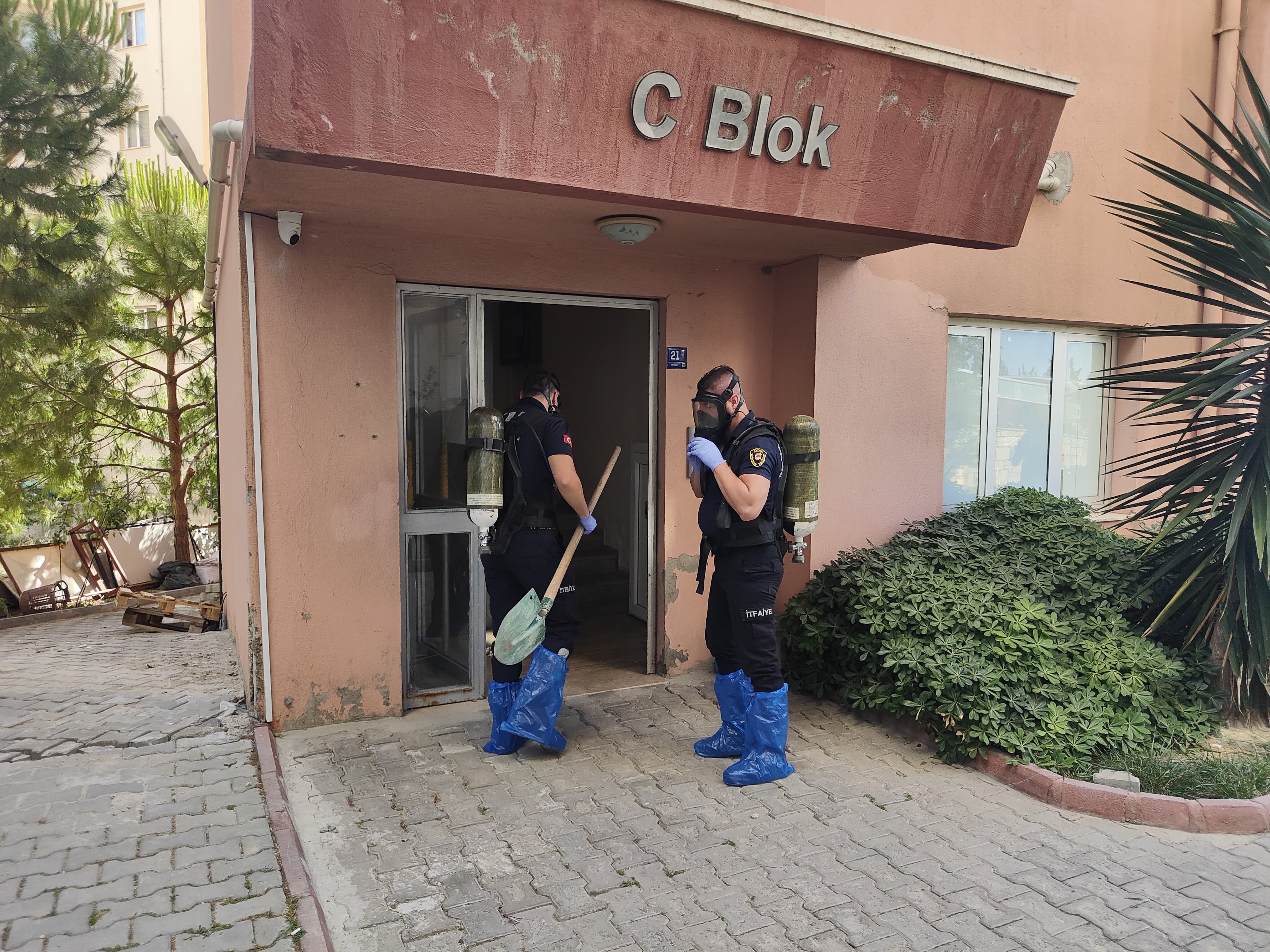Kötü koku yayılınca çilingirle girilen evinde ölü bulundu