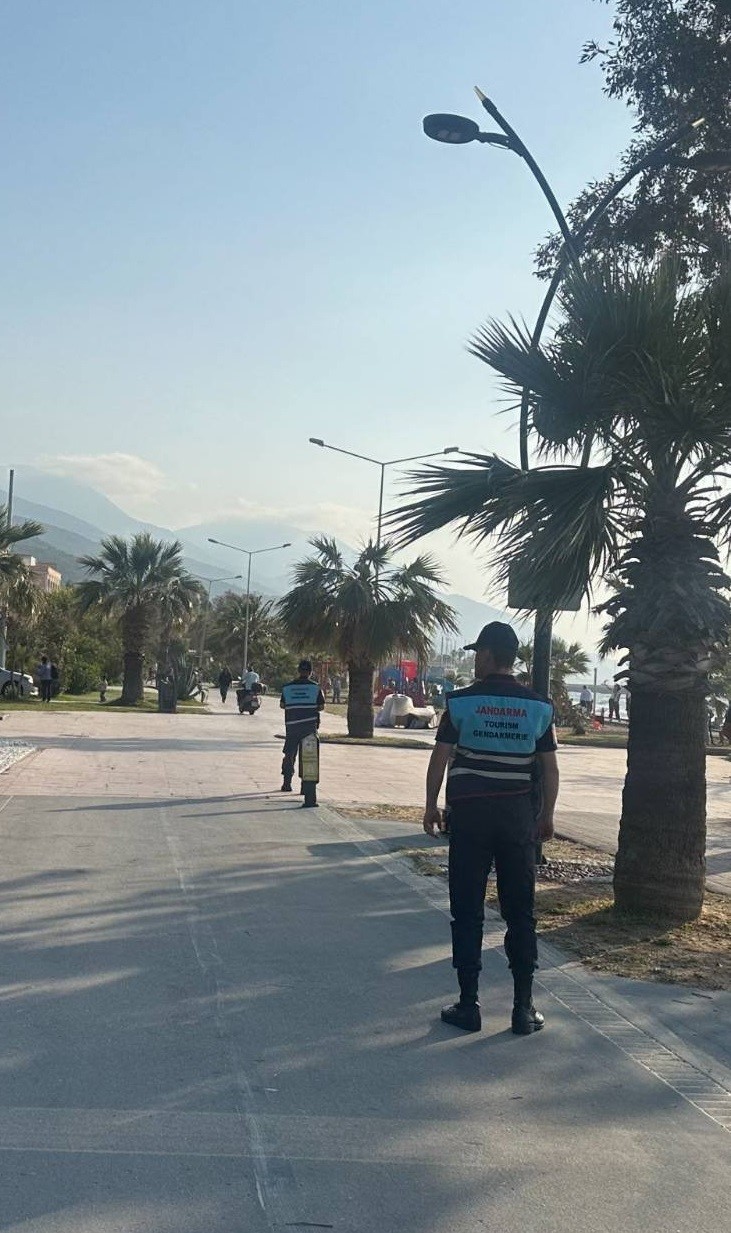 Kuşadası'nda motosiklet denetimleri hızla sürüyor