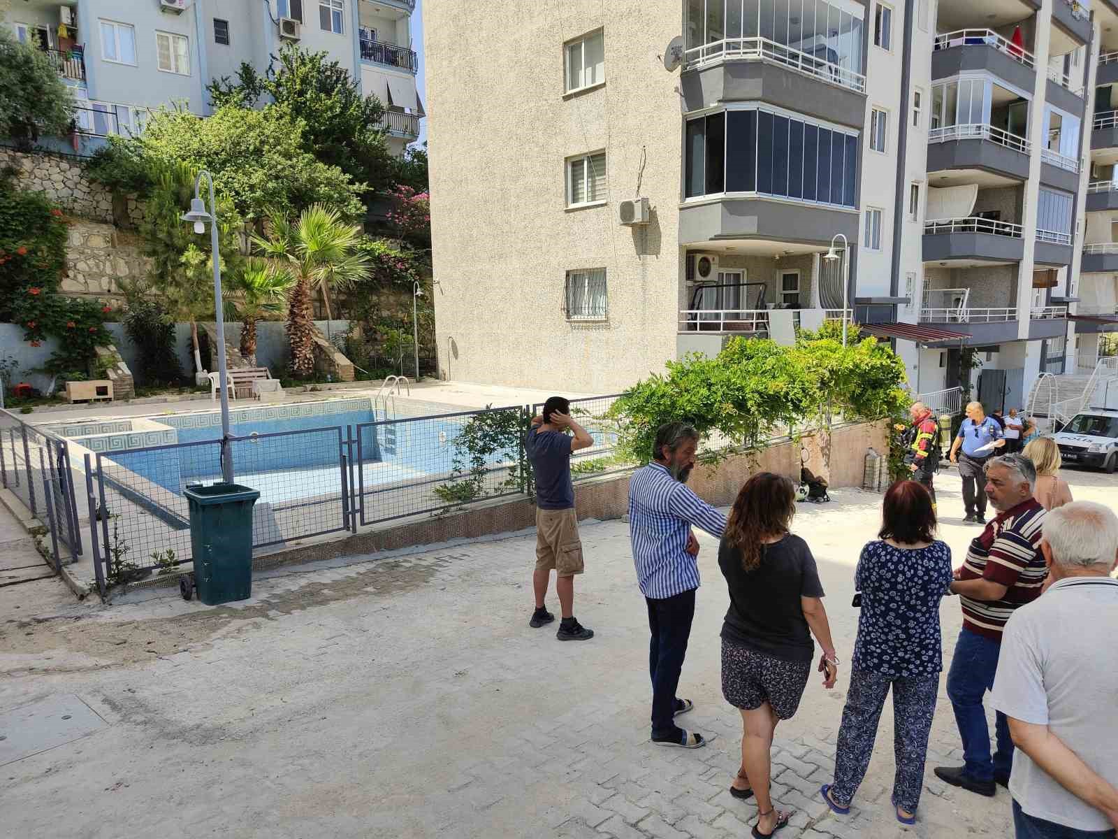 Kuşadası’nda sinek ilaçlaması yapılan havuzun makine dairesinde biriken metan gazı patladı