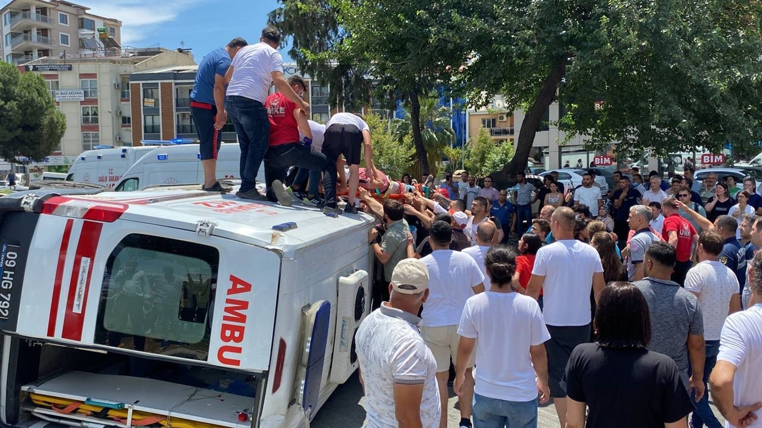 Aydın’da hasta taşıyan ambulans devrildi: 4 yaralı