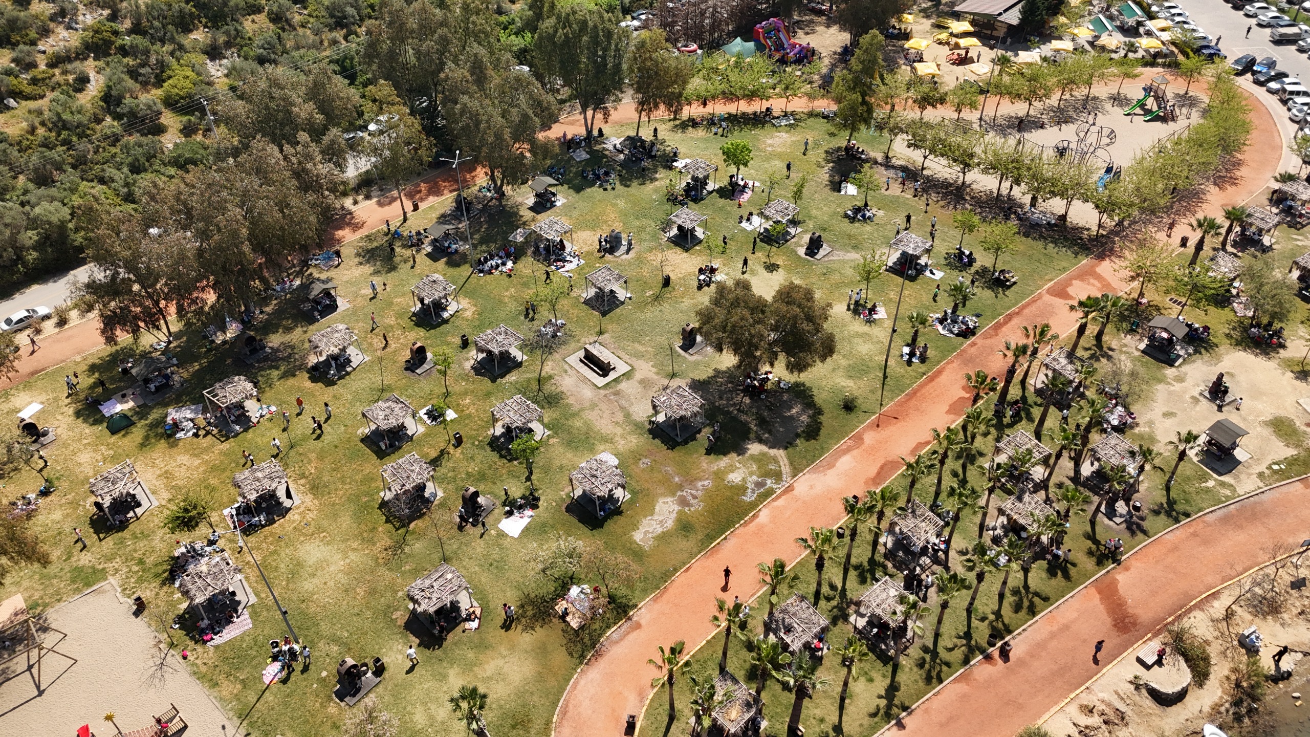 Kuşadası'nın nüfusu bayramda 1 milyonu geçti, ilçeye 111 bin 499 araç giriş yaptı