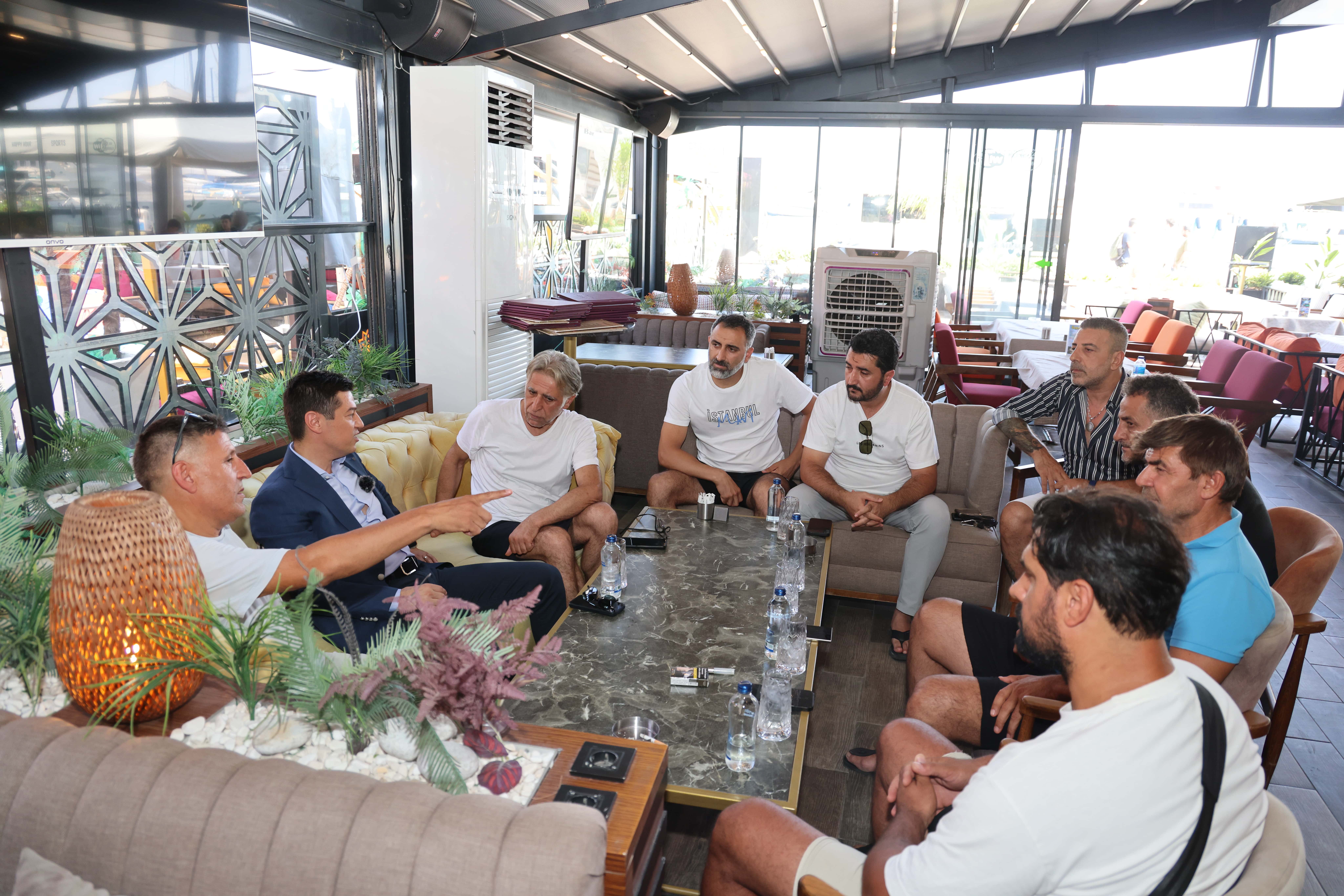 Başkan Ünlü Barlar Sokağı esnafıyla buluştu